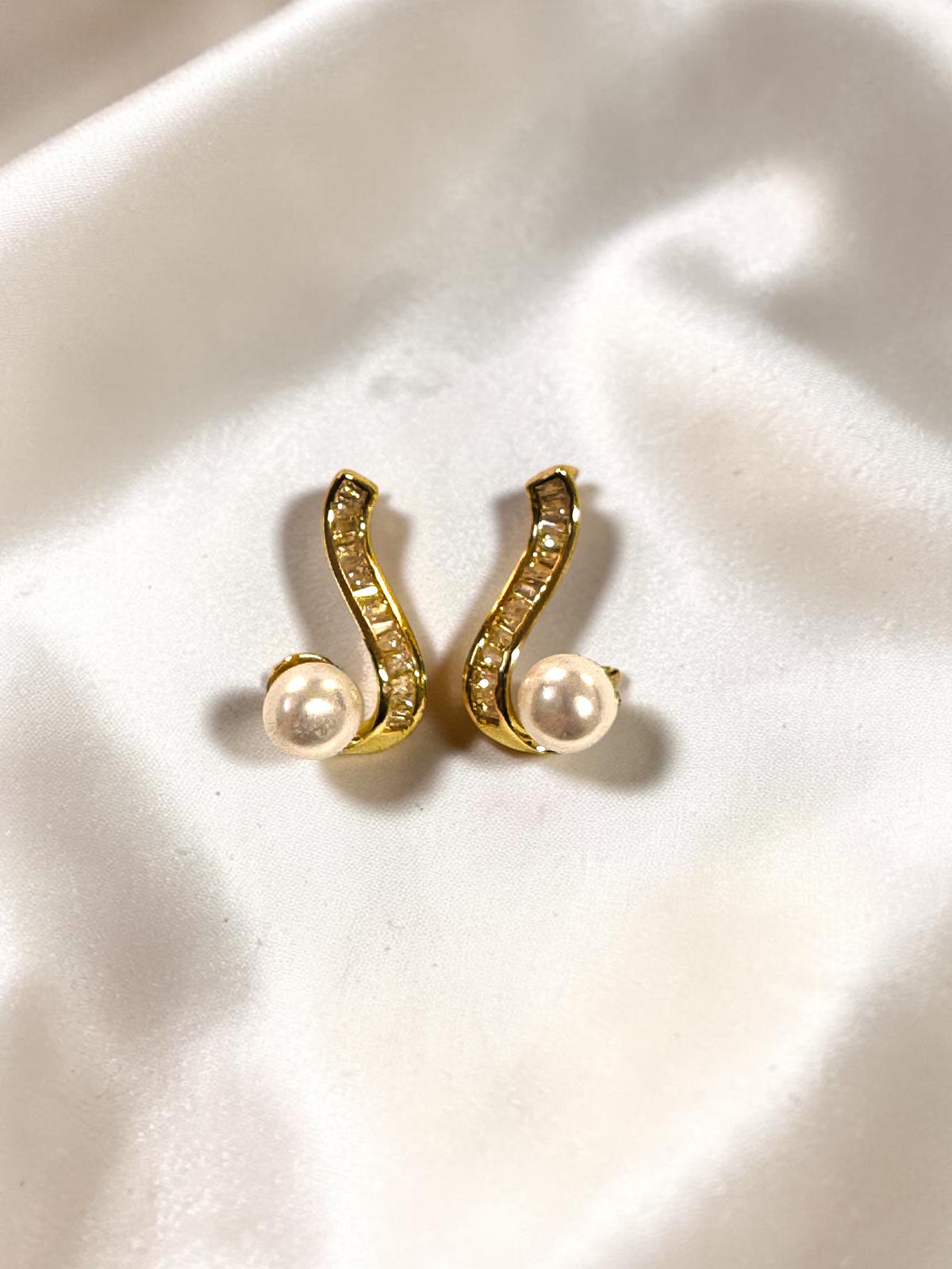 Korean Pearl Curve Earrings