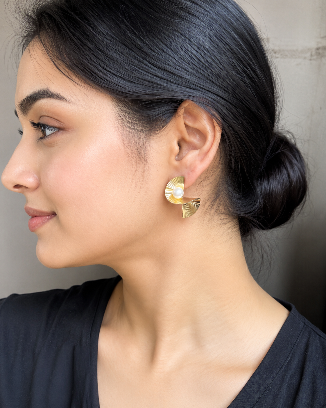 Luxe Fan Pearl Stud Earrings